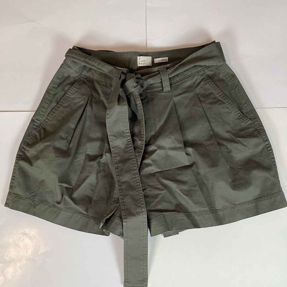 A New Day Womens Shorts Size 4 Casual Stretch Pockets Soft Belt Comfort Quality